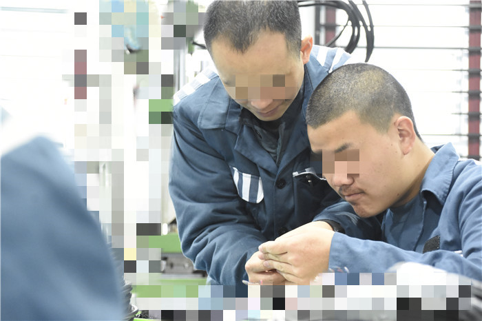 唐某某帮助别人熟悉劳动技能.JPG