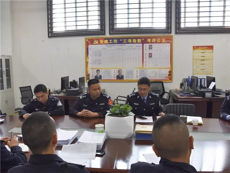 监区长给民警作动员.jpg