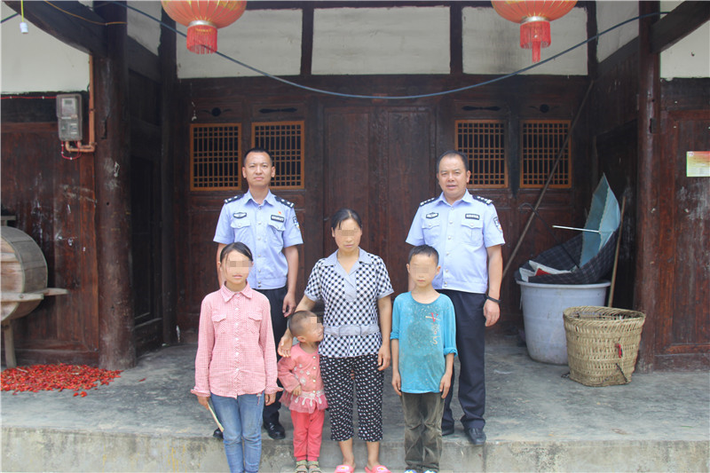 监狱民警带去帮扶金.JPG