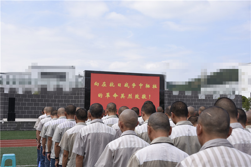 向革命先烈默哀.JPG