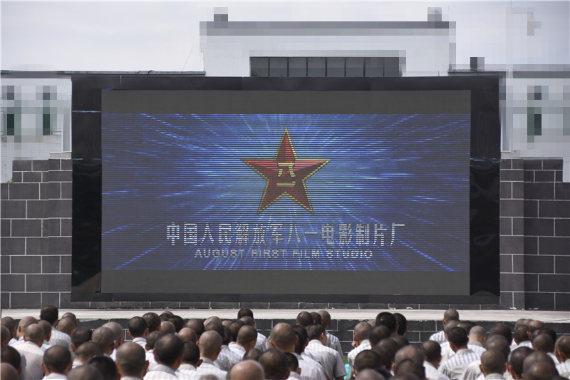 观看抗战影片.JPG