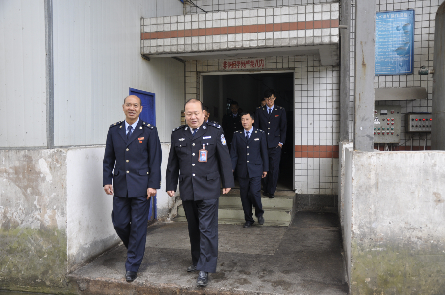 2、瓮安县地税局帮扶人员在冷伟监狱长陪同下参观服刑人员食堂.jpg
