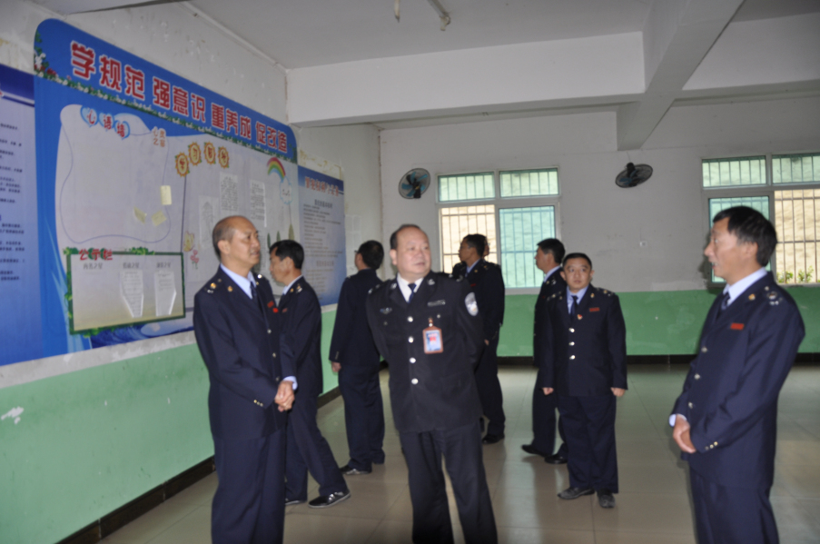1、瓮安县地税局帮扶人员在冷伟监狱长陪同下参观服刑人员学习室.jpg