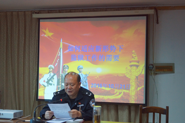 2、党委书记冷伟给青年民警上课.JPG
