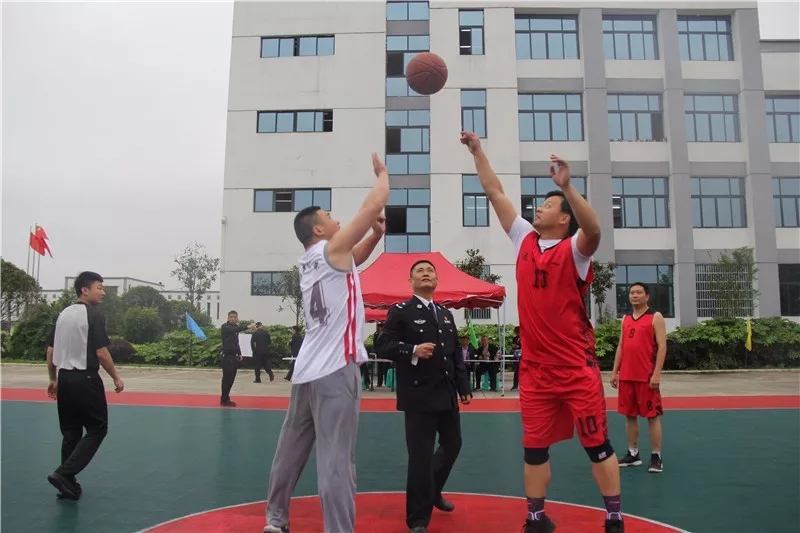何伟监狱长在综合楼球场为首场比赛开球.jpg