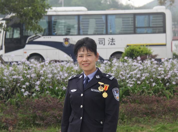 我和勋章合影.jpg