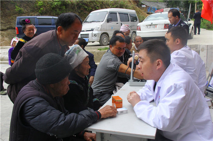 向村民详细讲述用药剂量和次数.JPG