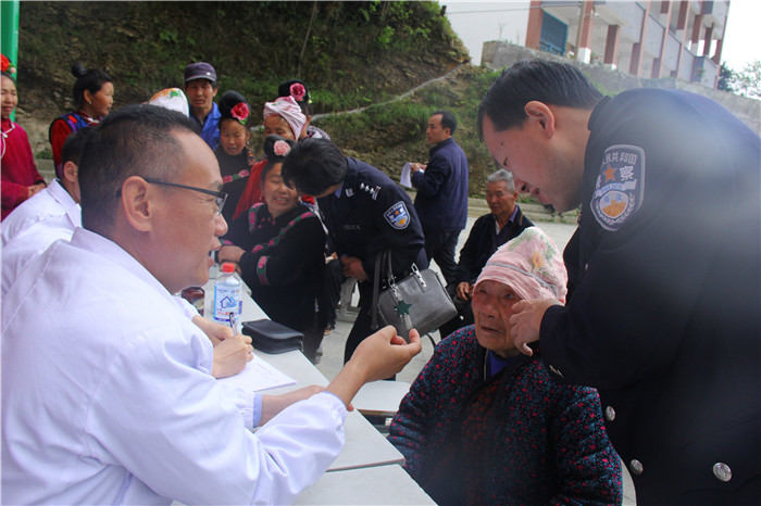 语言不通，民警在耐心地翻译.JPG