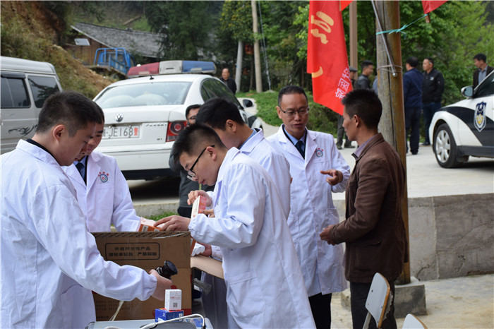 活动前准备相关药品和医疗器具.JPG