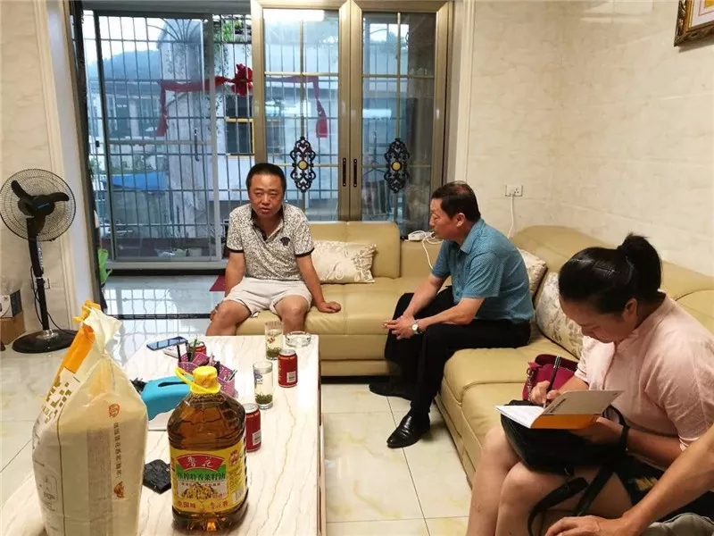 公司支部走访慰问身患癌症的困难职工.jpg