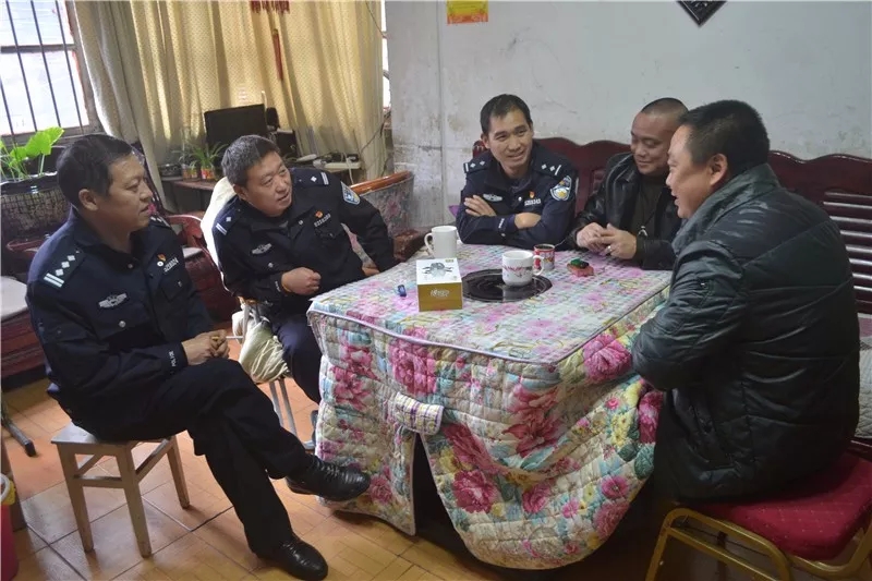 五监区支部走访慰问困难职工.jpg