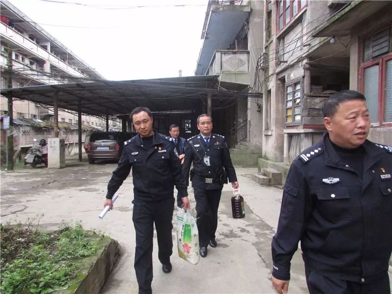 走访困难职工2.jpg