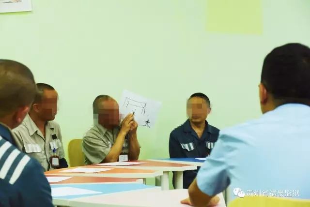 服刑人员展示自己的画作.webp.jpg