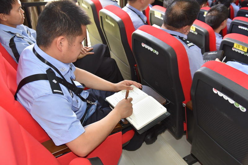 参会人员认真做笔记2.JPG