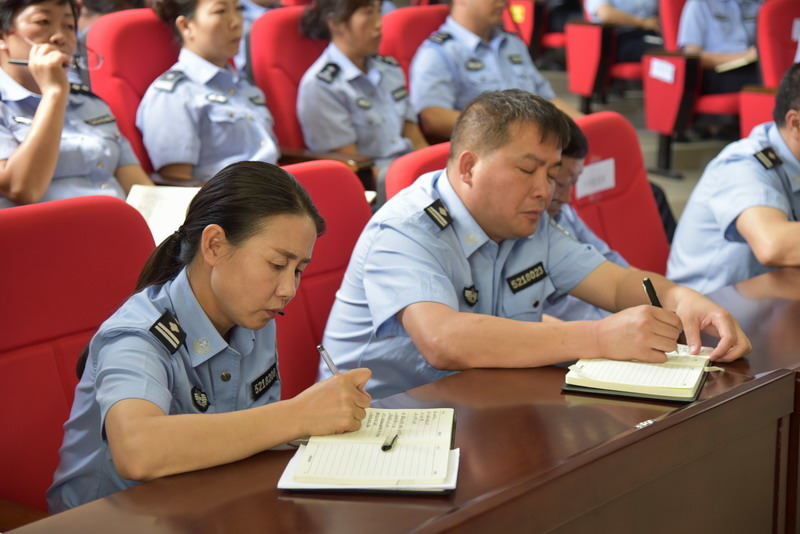 参会人员认真做笔记1.JPG