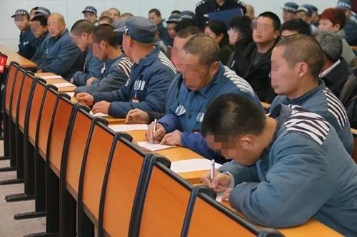 罪犯签署保证书.jpg