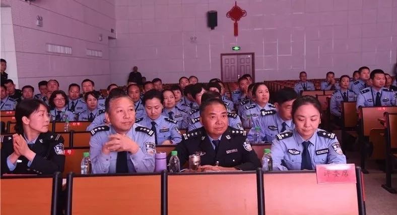 认真的评委.jpg