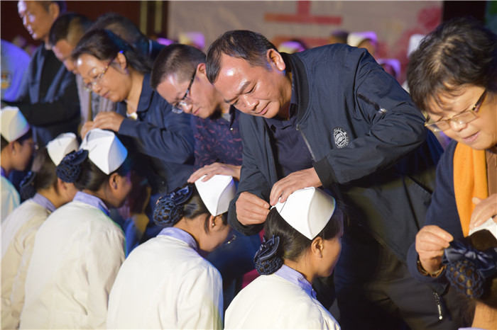 监狱领导为学生授帽2.JPG