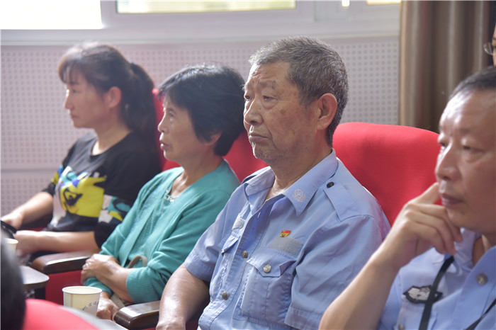 退休党员认真听讲.JPG