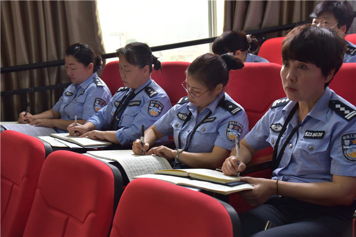 民警认真做笔记.JPG