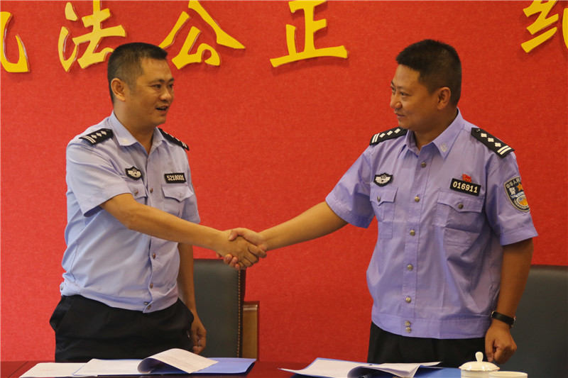同福泉市公安局签定“三联”协议.JPG
