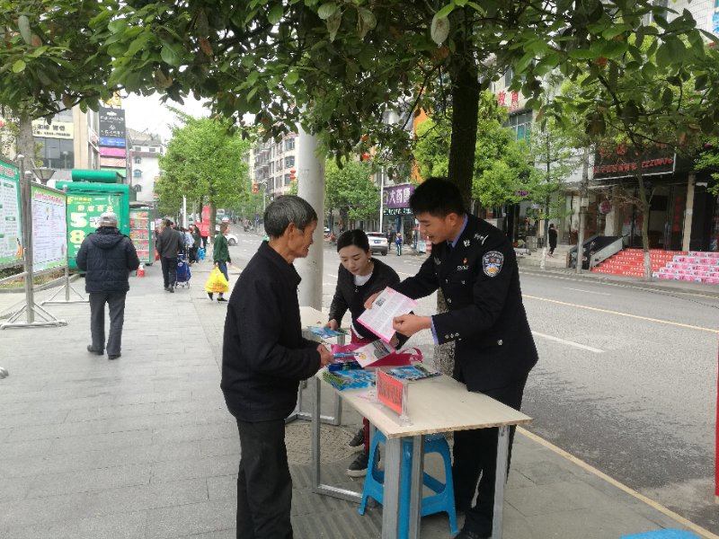 福泉监狱民警田溪海在向群众宣传卫生、法律常识.jpg