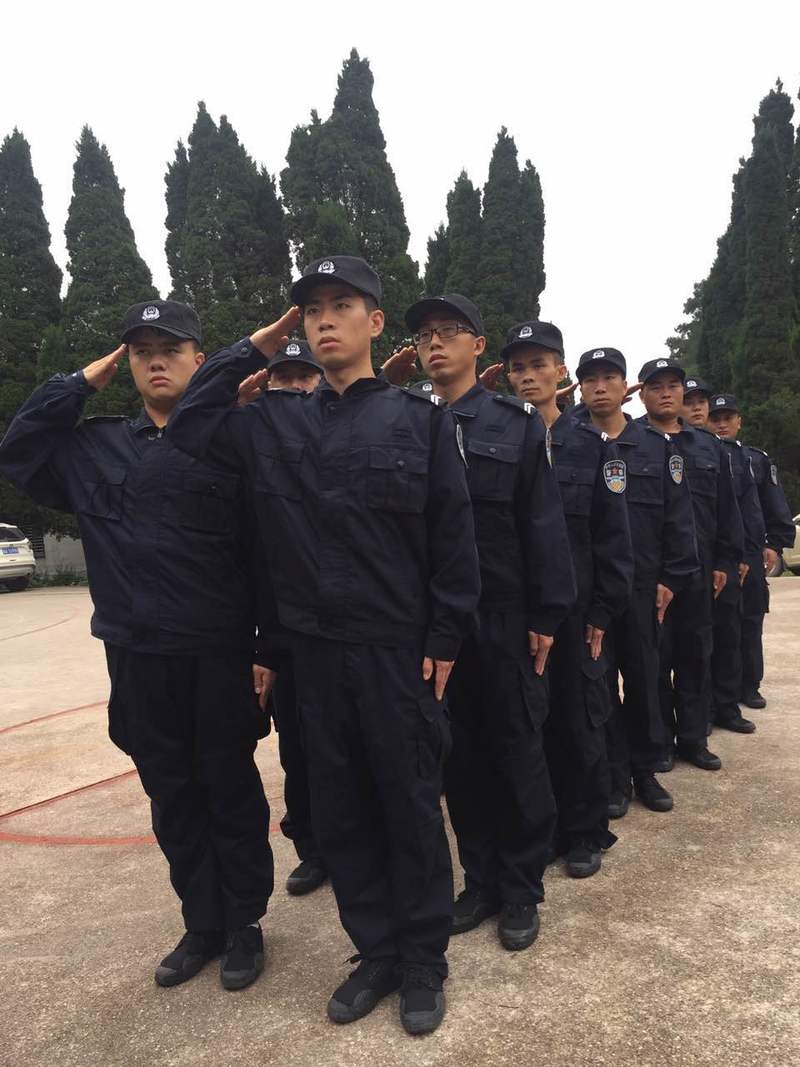 我向警徽敬个礼.jpg