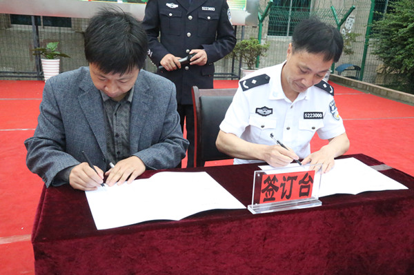 与西秀区音协主席签订帮教协议.JPG