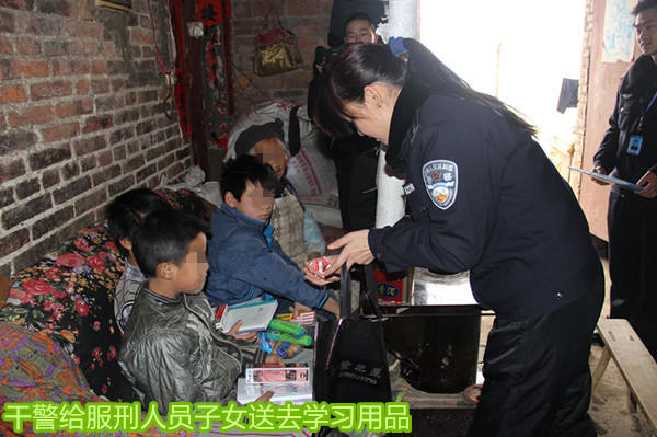 干警给服刑人员俞开林的三个孩子送上了学习用品_副本.jpg
