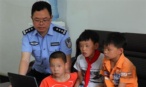 看视频见父亲（陈丽摄）.JPG