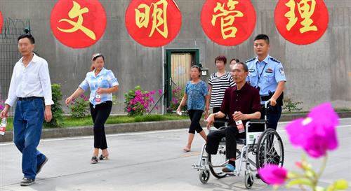 《大爱无疆》  作者：李苏金  单位：贵州省凯里监狱  电话：18685579928_副本.jpg