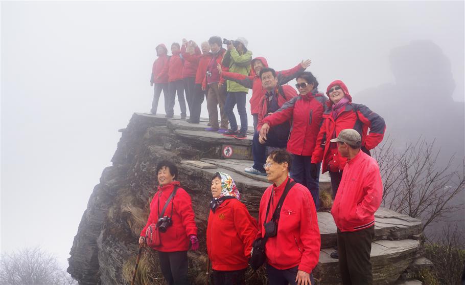 古稀老人勇攀高峰.大硐喇监狱代玉霞.JPG