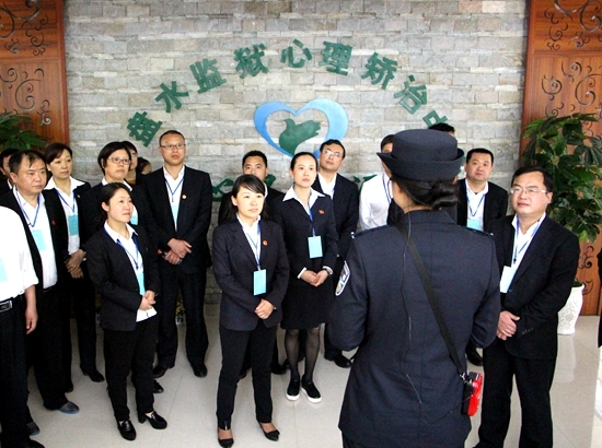 六盘水市工商银行到六盘水监狱帮扶困难服刑人员家庭_副本.jpg