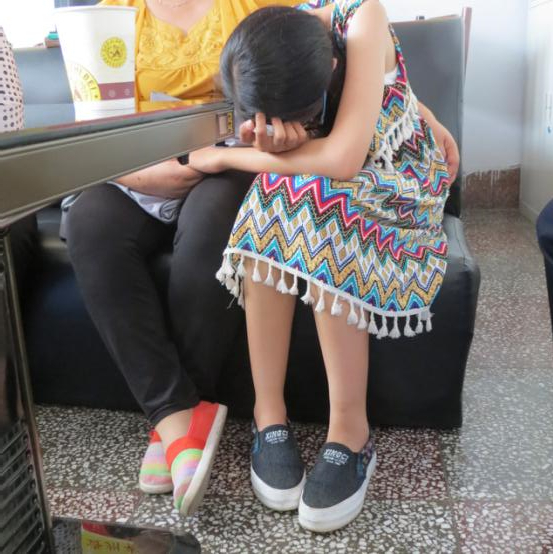 母女分别 养女痛哭.jpg