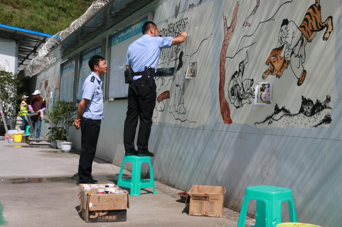 六盘水监狱监狱民警制作监狱二十四孝墙体文化.jpg