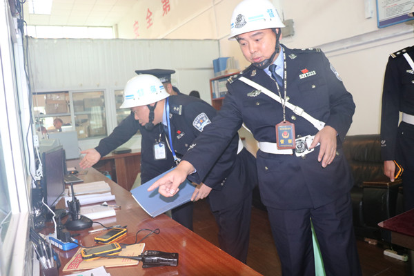 劳动现场民警履职_副本.jpg