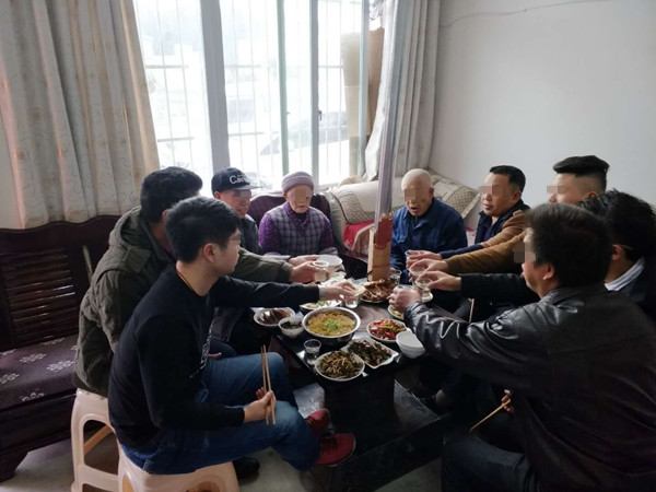 家人团聚吃年夜饭.jpg
