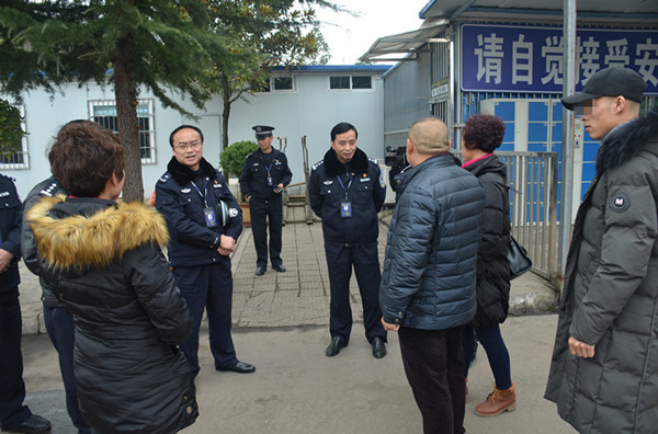 领导为余某等离监探亲服刑人员及家属送行.JPG