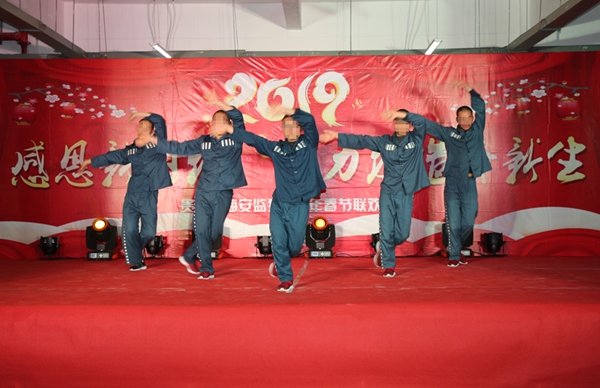 三监区服刑人员舞蹈表演《中国人民有信仰》.jpg 三监区服刑人员舞蹈表演《中国人民有信仰》.jpg