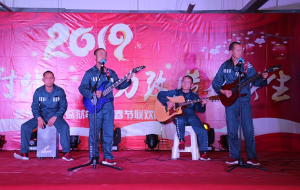 监狱乐队进行歌曲演唱.jpg