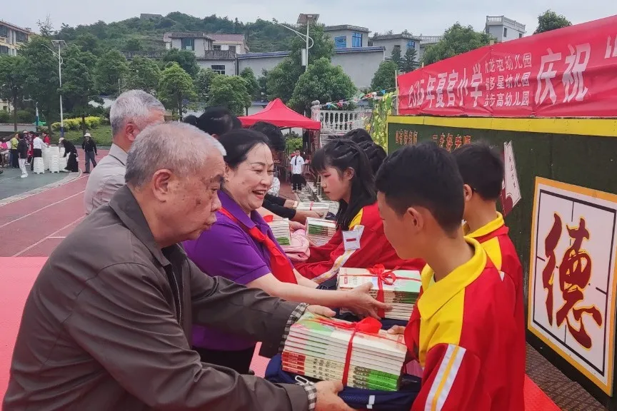 儿童节丨银发映童心 关爱暖校园