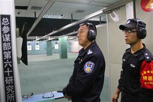 监狱党委委员、副监狱长伍凯分带领民警参加实弹射击训练.jpg