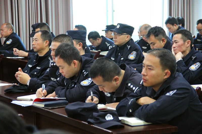 民警认真笔记.jpg