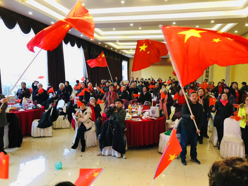 活动现场唱红歌.jpg