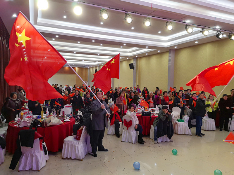 活动现场红旗招展.jpg
