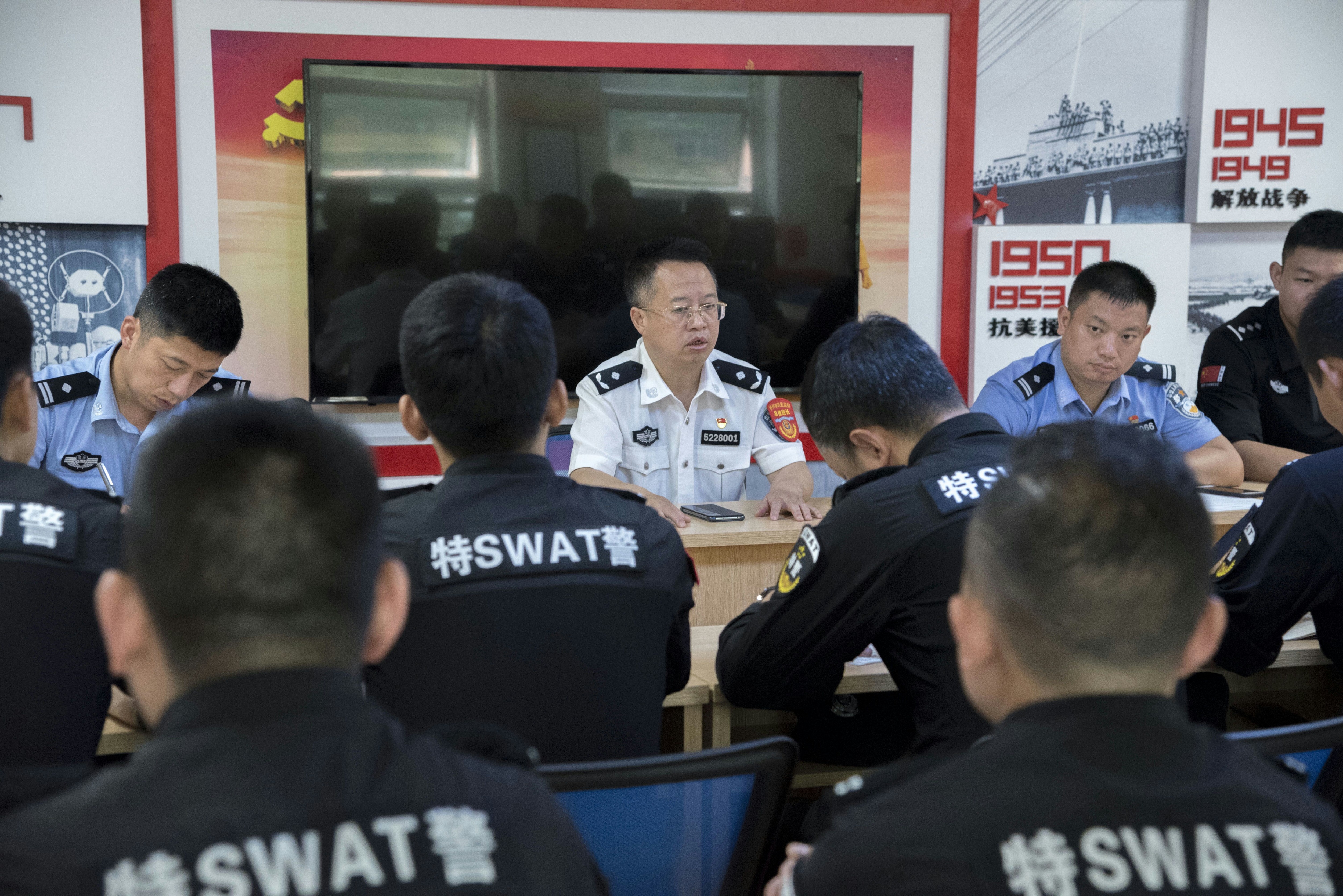 监狱长石军上党课.jpg