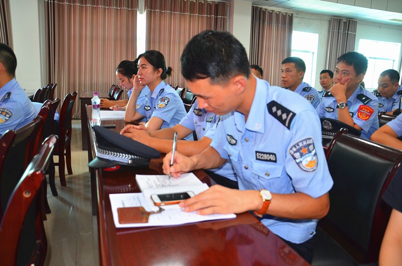 参训民警认真做笔记.jpg