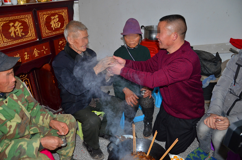 跪着给父母亲敬酒致歉.JPG