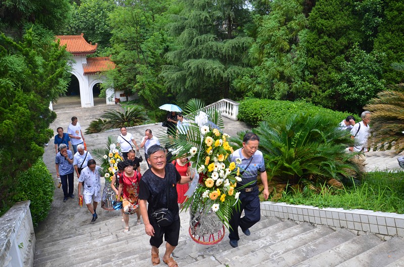 捧花篮登上“烈士陵园”.JPG