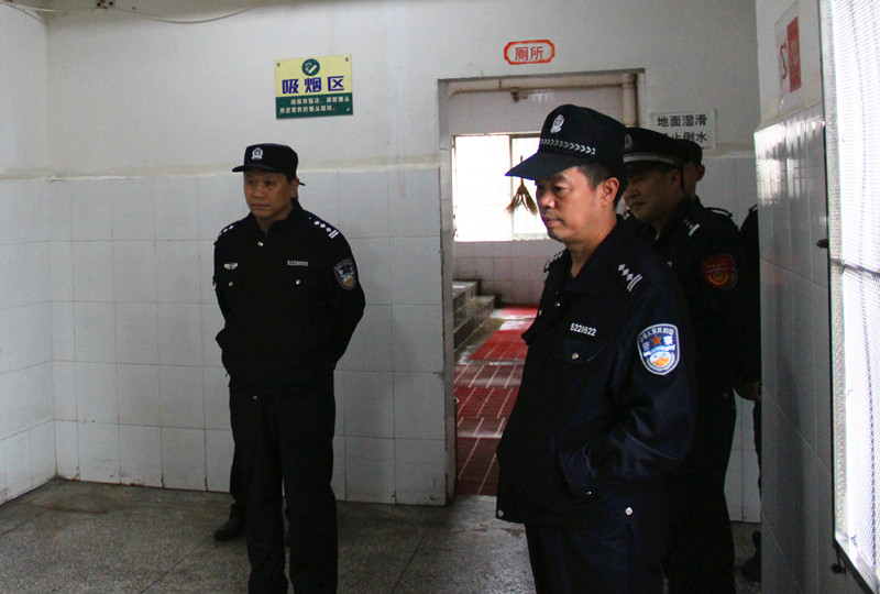 29-纪委书记龙启书带队现场监督.jpg